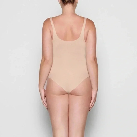 SKIMS ESSENTIAL SCOOP NECK BODYSUIT SANDSTONE B1054 - Picture 4 of 6